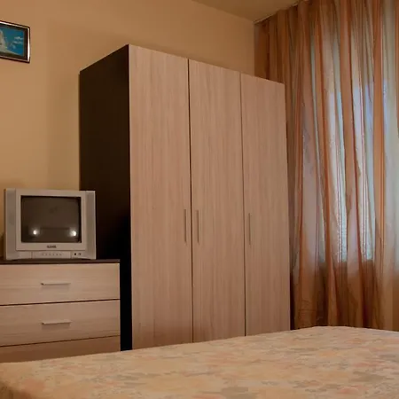 Guest house Edelvais 2*